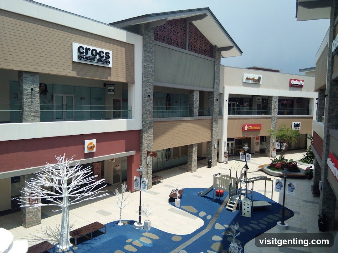 Outdoor shopping mall plaza