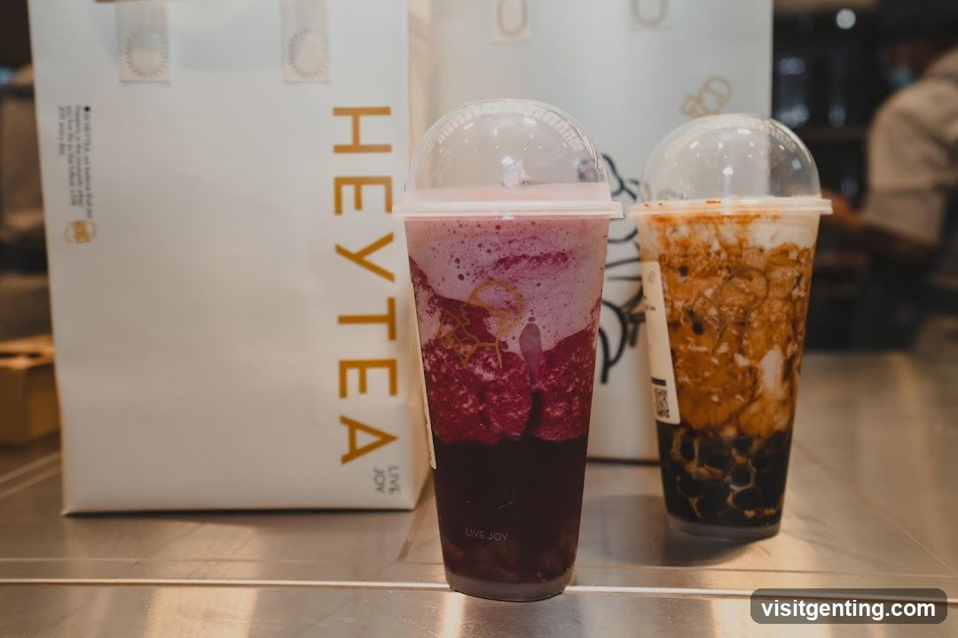 HeyTea beverages and branded bag