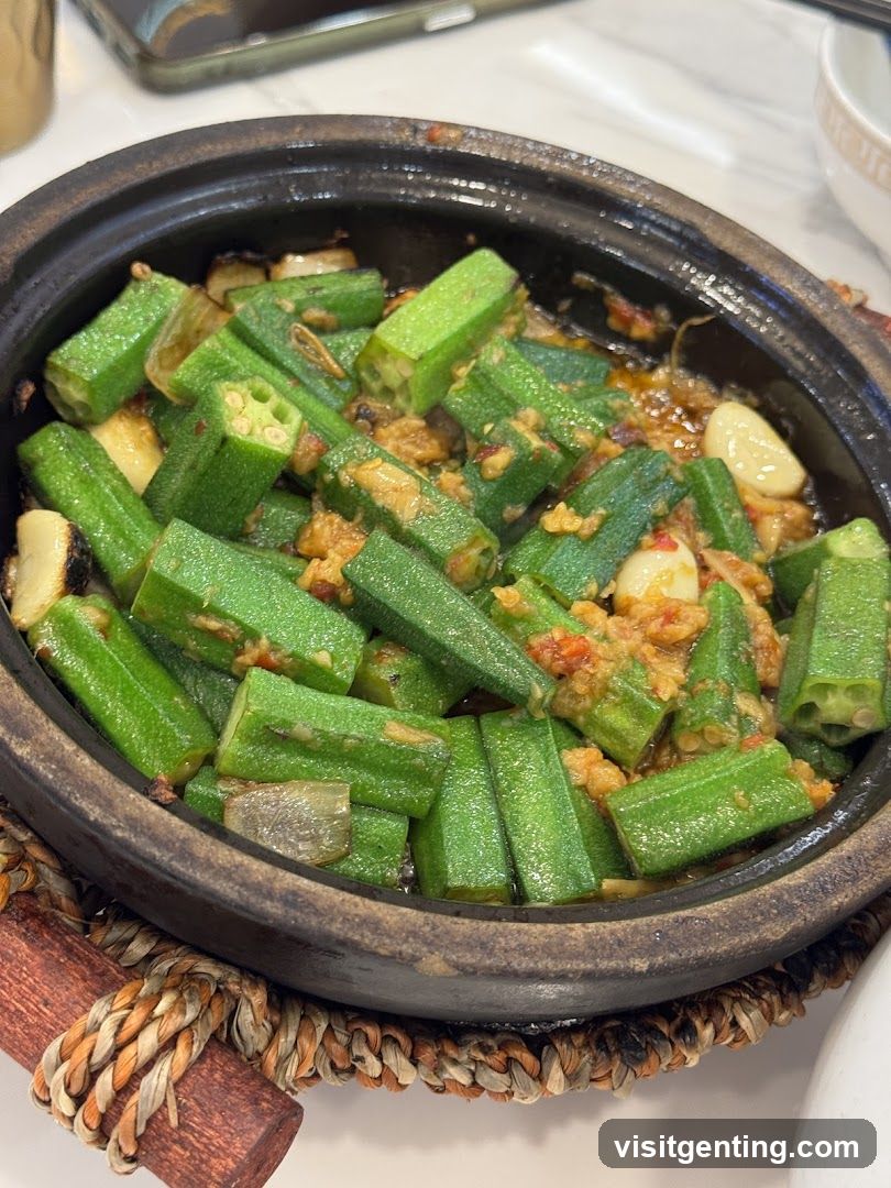 Stir-fried okra in clay pot