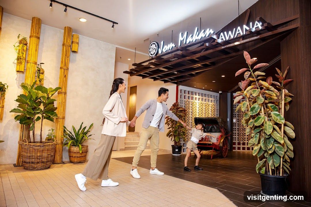 Family entering a restaurant